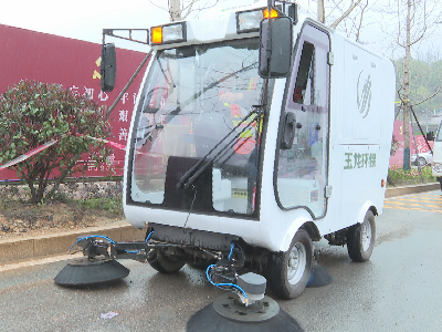 今日松溪報道：新型環衛車亮相街頭 助力城區環境整治